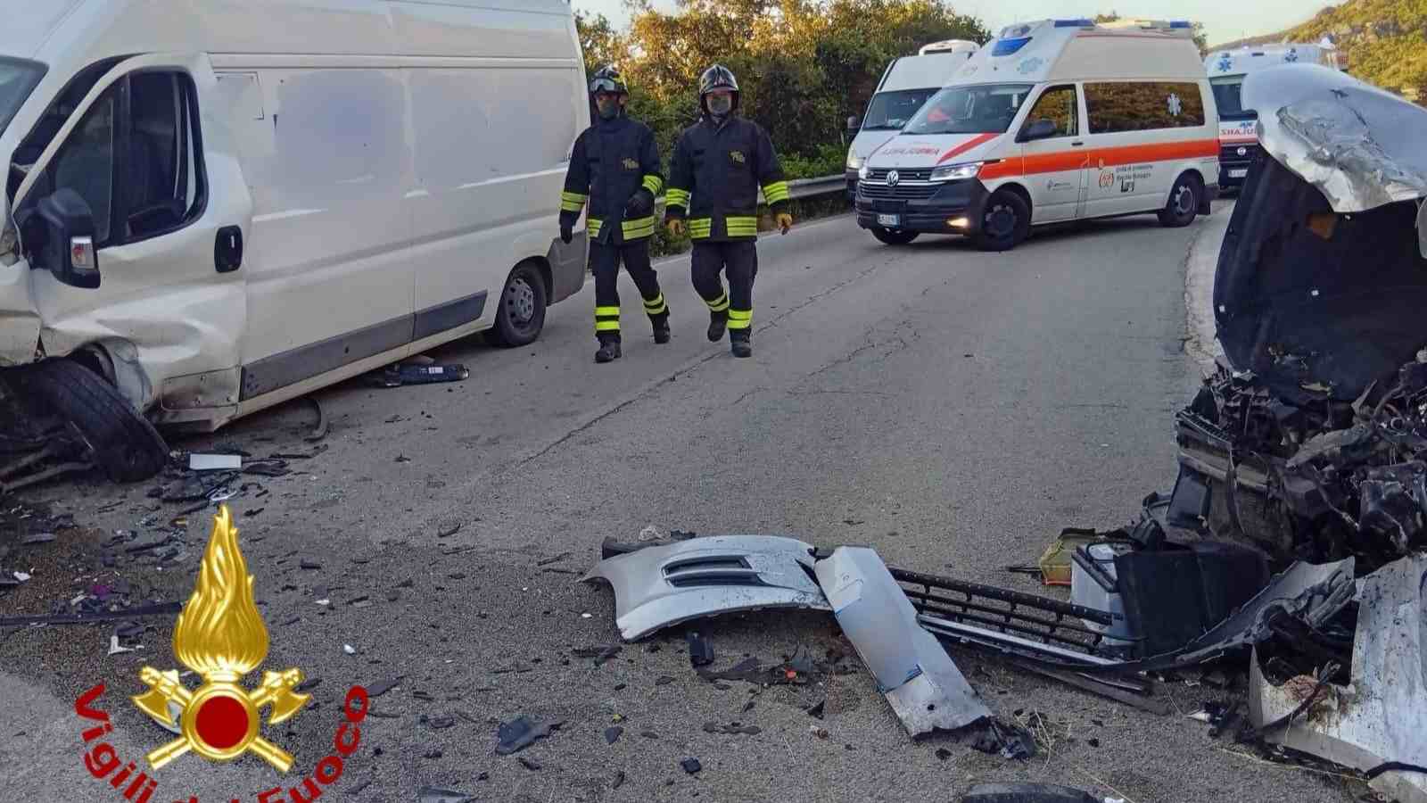 Scontro tra auto e furgone sulla San Pantaleo-Portisco: quattro feriti, interviene l'elisoccorso