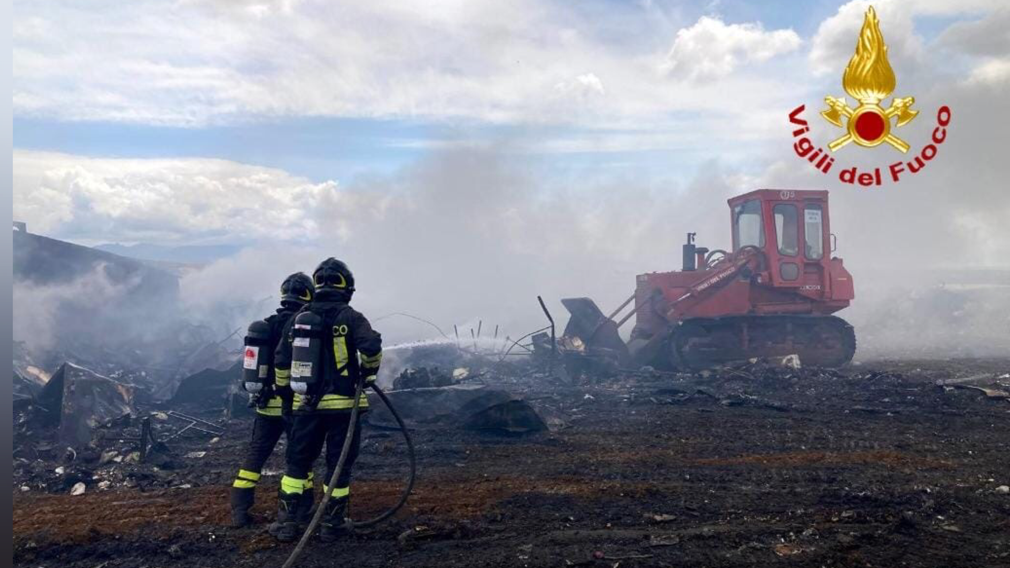 Non si ferma l'incendio al campo Rom