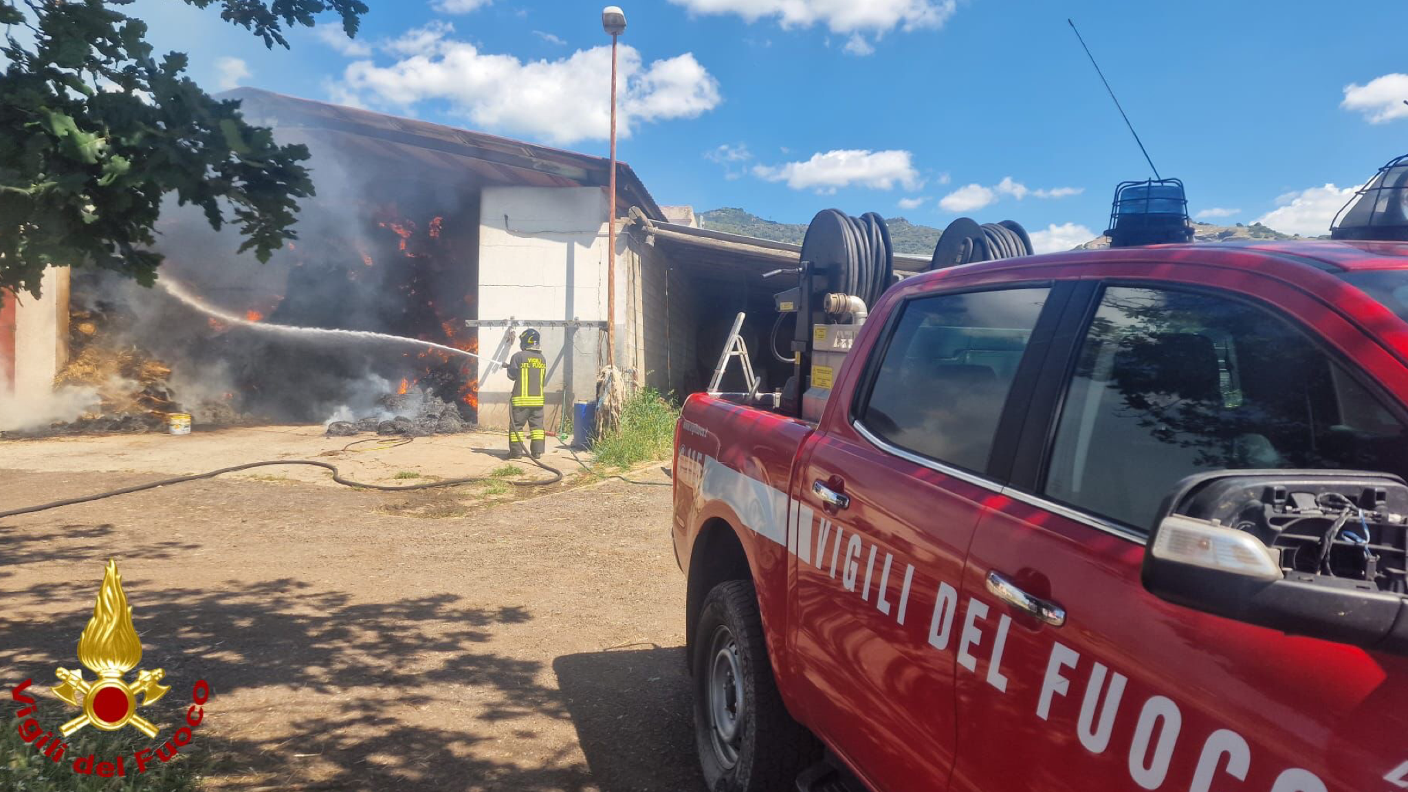 Silanus, incendio in un fienile