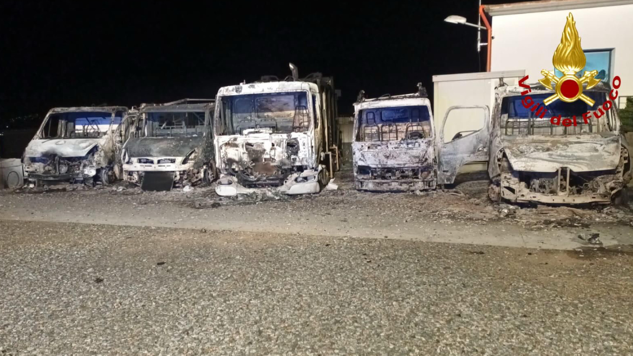 Due attentati incendiari nella notte: 12 compattatori a fuoco