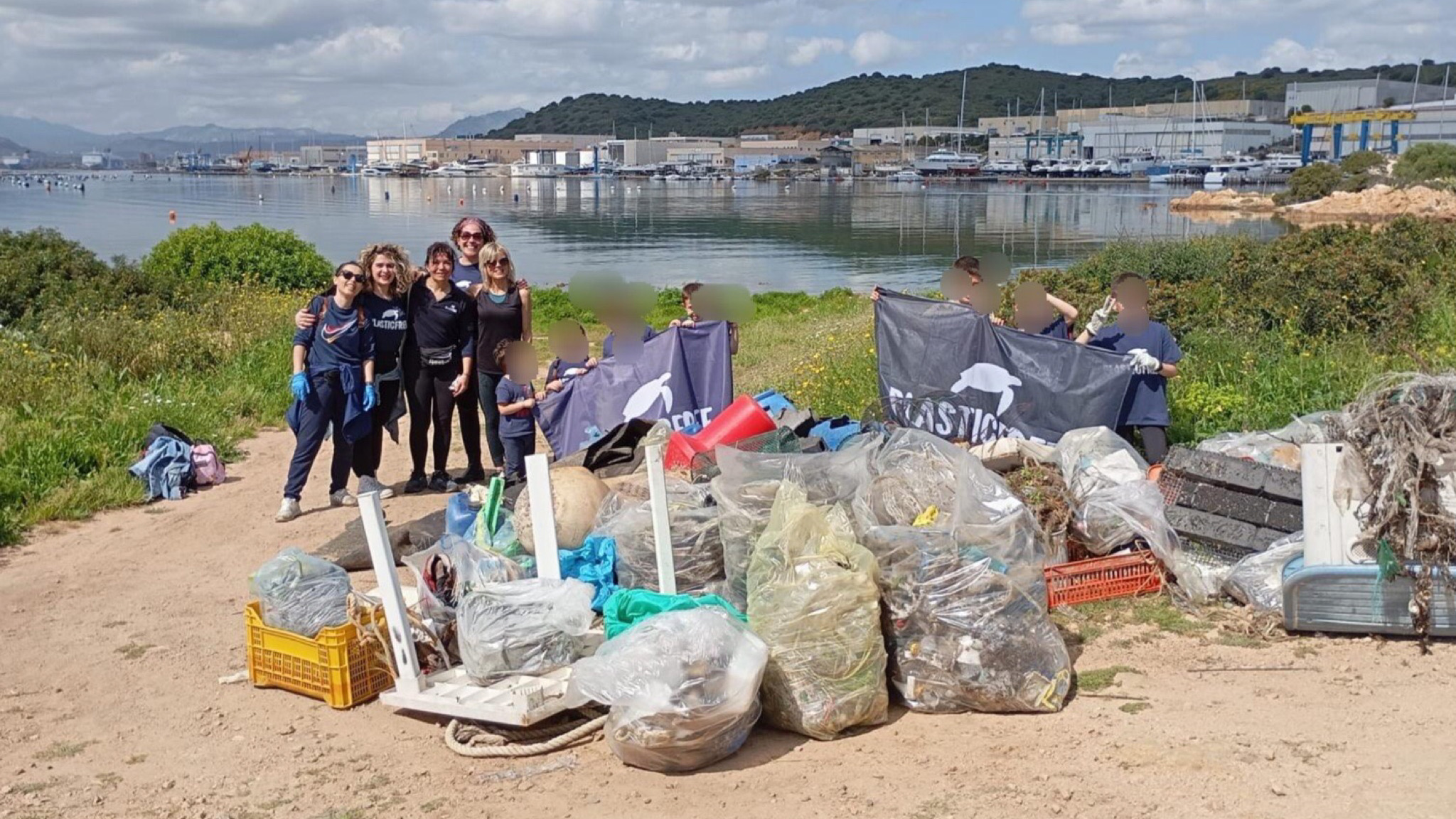 Olbia, a Cala Saccaia 60 quintali di rifiuti: 70 persone ripuliscono tutto