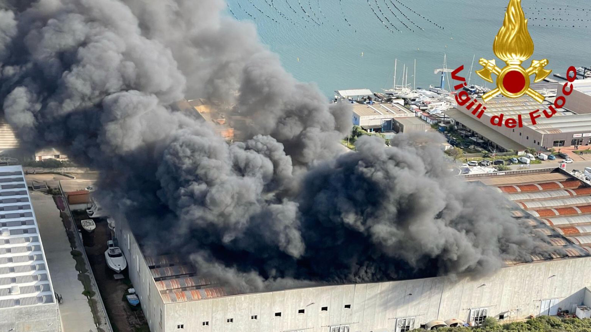 Olbia, incendio al cantiere nautico: le foto dell’intervento