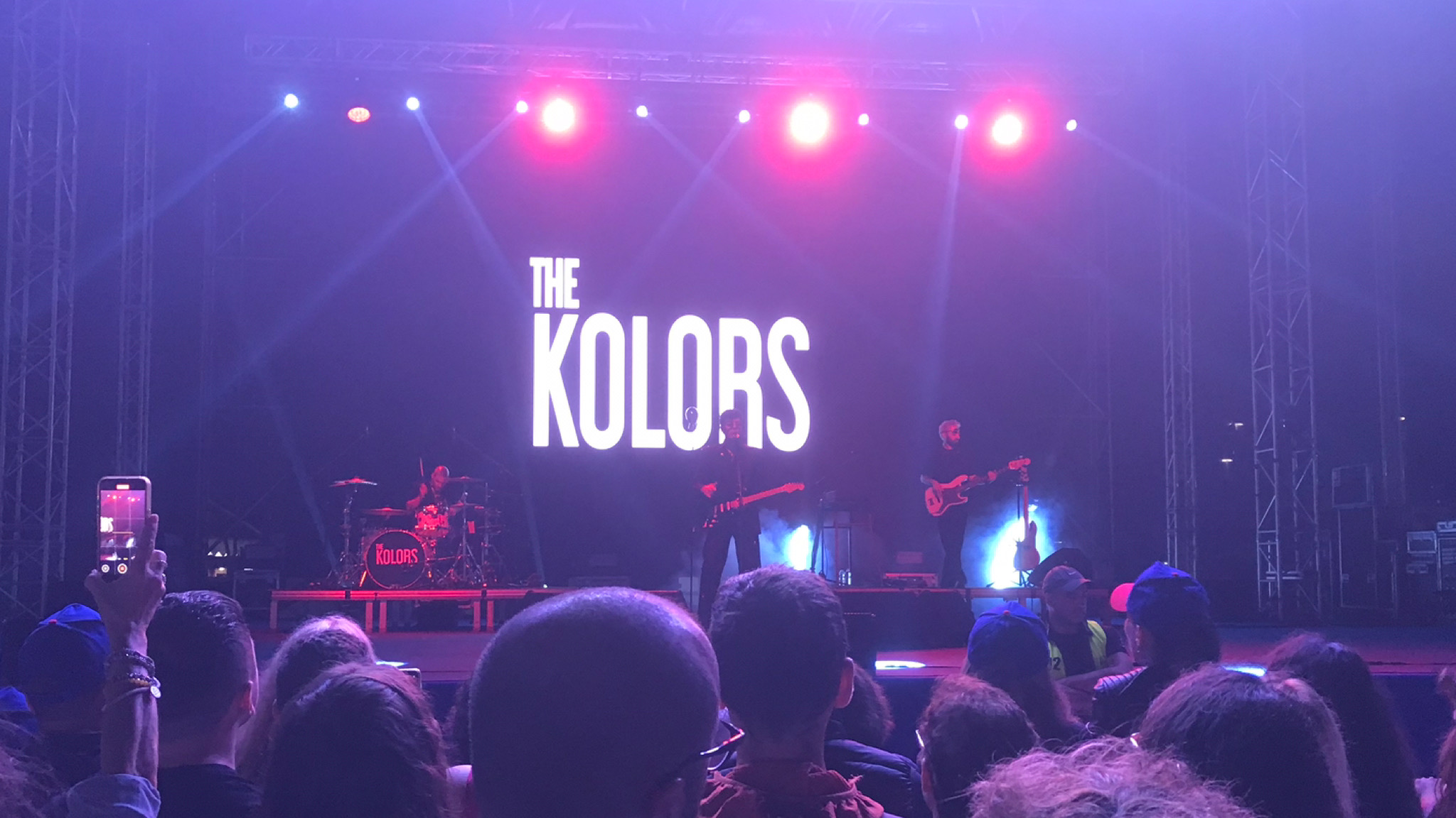 Olbia, The Kolors trasforma l’isola bianca in una discoteca a cielo aperto 