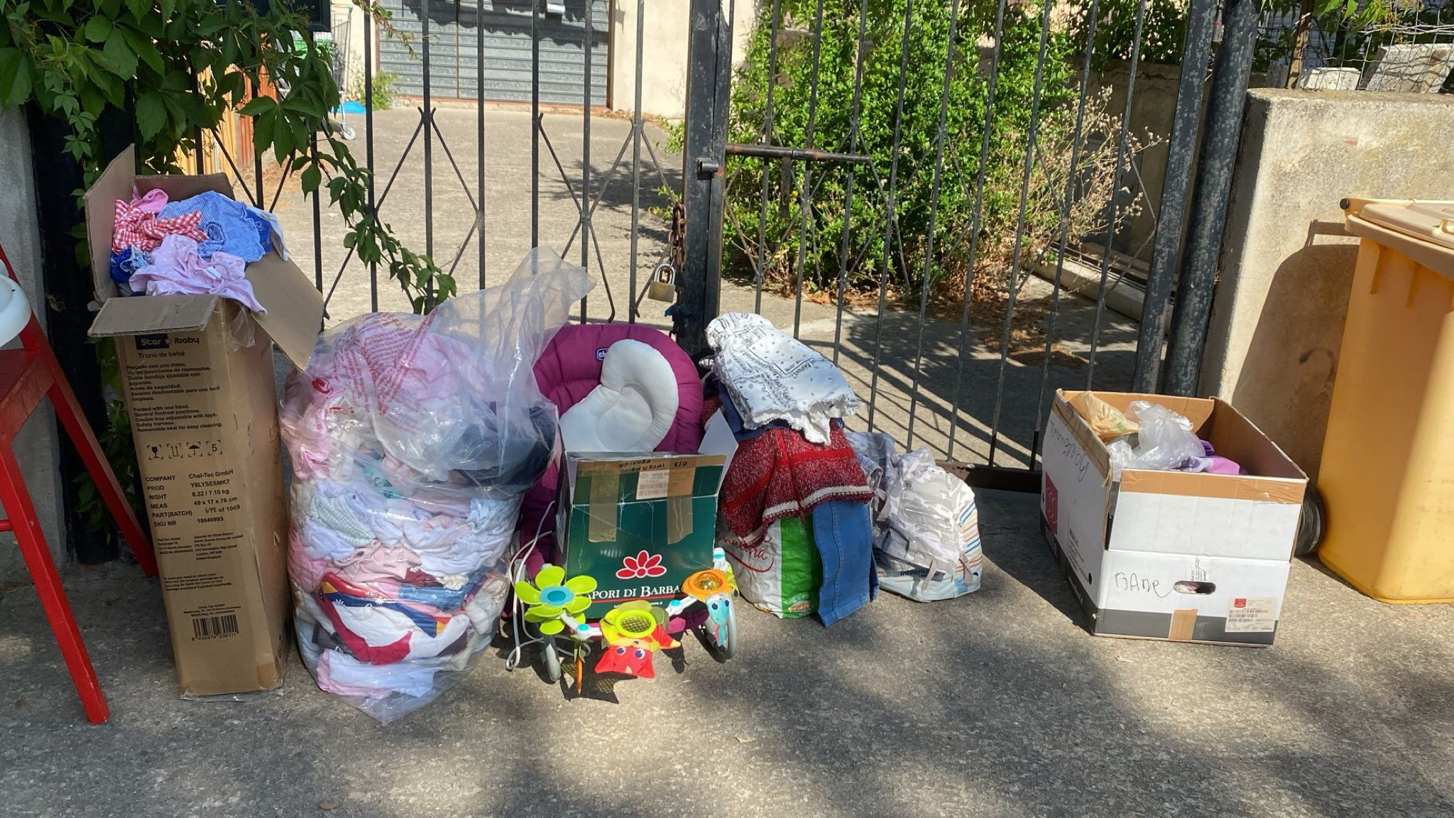 Olbia, alla Caritas della Sacra Famiglia abbandono di vestiario 