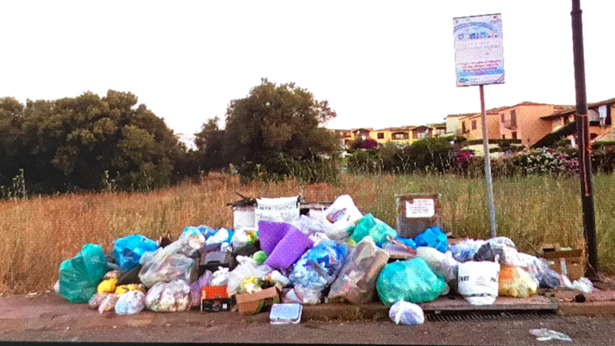 Murta Maria, cumuli di rifiuti abbandonati alla rotatoria