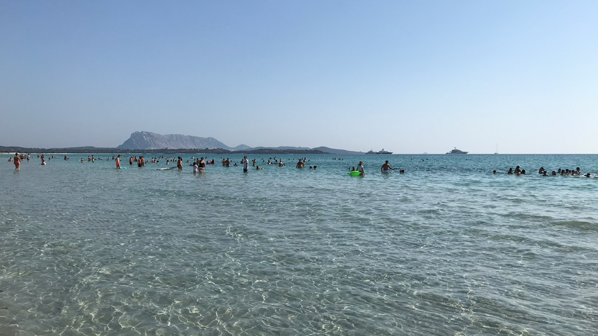 San Teodoro, la spiaggia della Cinta fa il pienone
