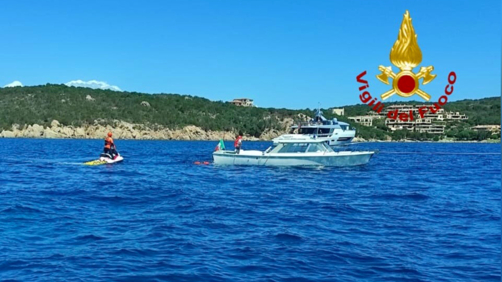 Arzachena, imbarcazione rischia di affondare, intervento dei Vigili del Fuoco acquatici