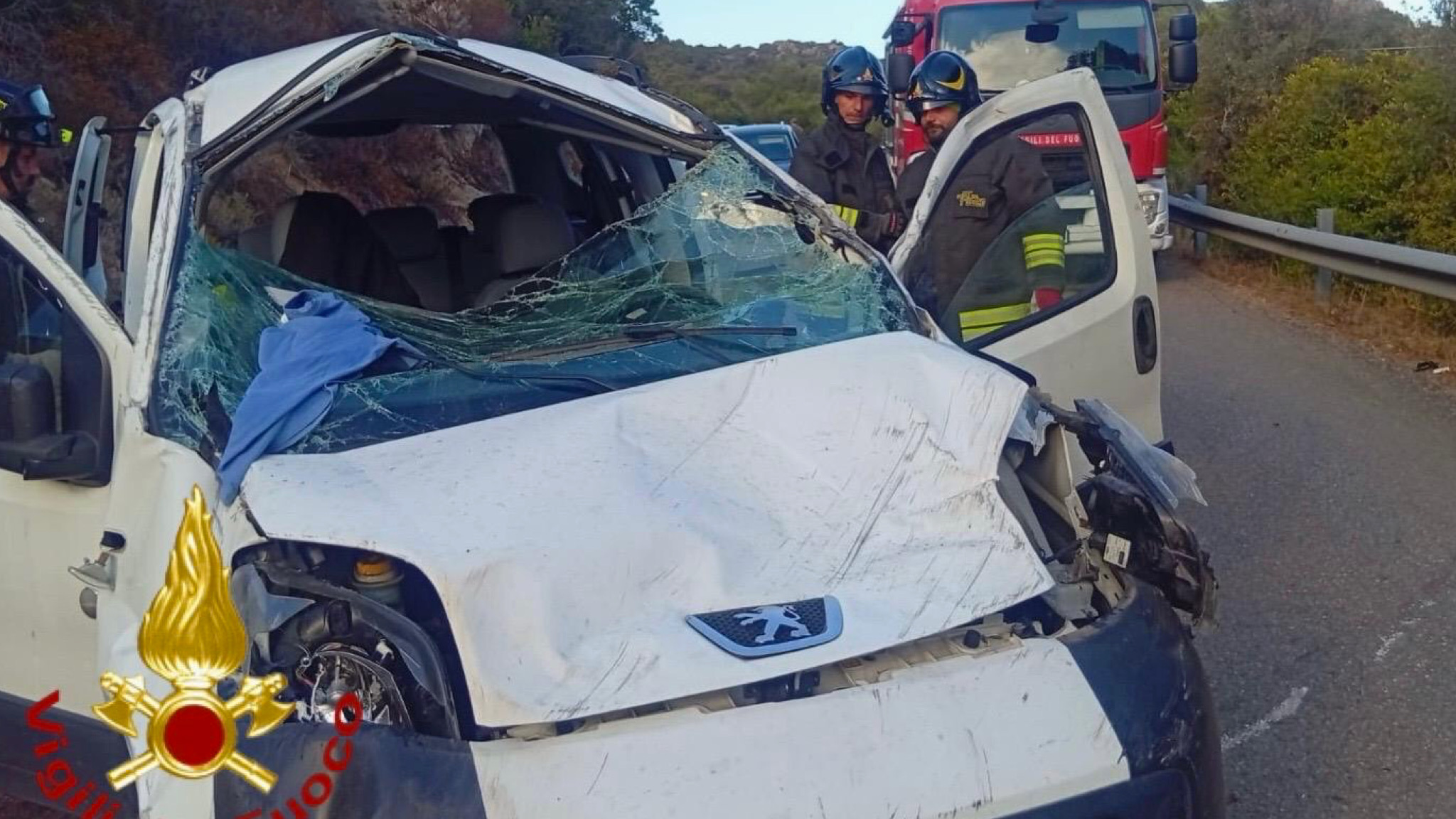 Arzachena, furgone carambola ed esce fuori strada: ferito il conducente