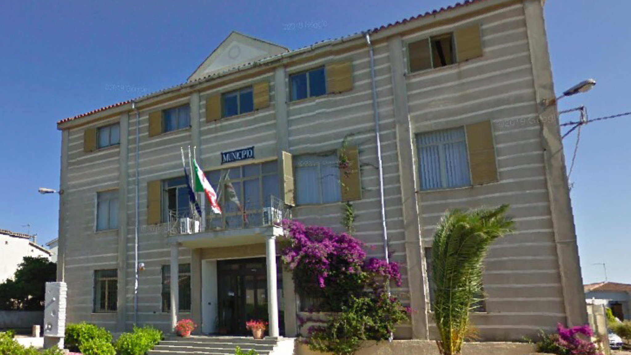 Telti, fucilata contro una finestra del Municipio