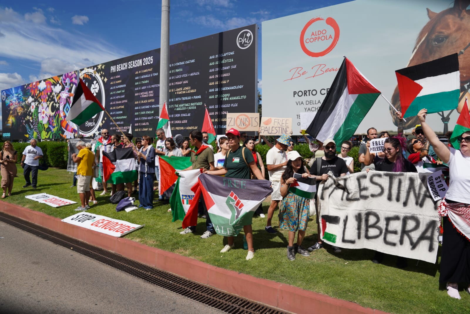 Olbia, grande partecipazione in aeroporto al sit in contro il turismo sionista