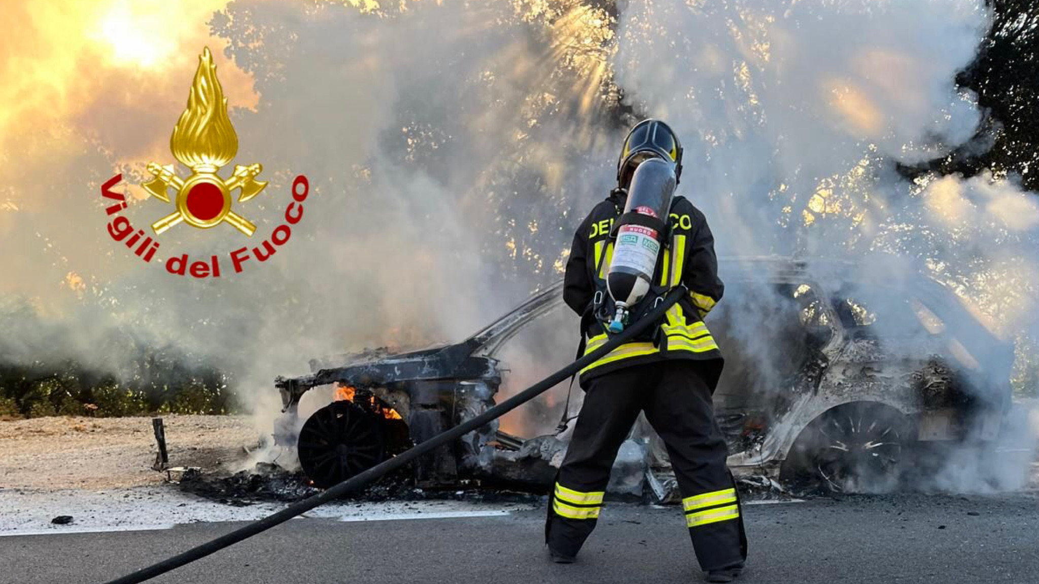 Auto prende fuoco sulla provinciale in viaggio per Olbia