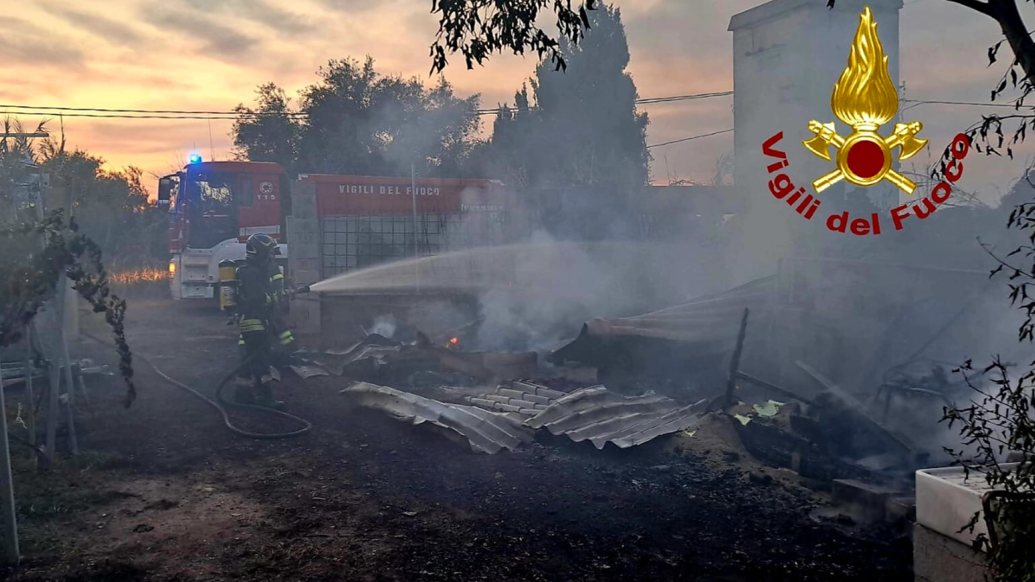Baia delle Mimose, incendio in un capannone