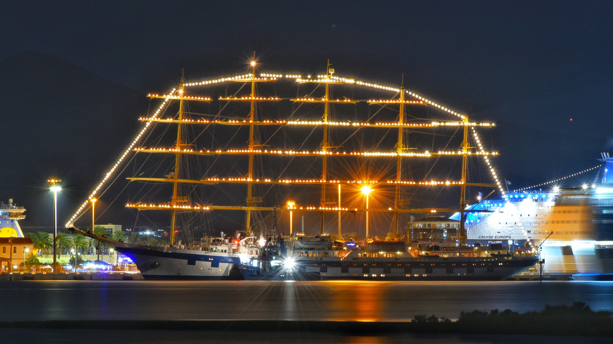 Olbia, la Royal Clipper salpa dal porto tra lo spettacolo di luci