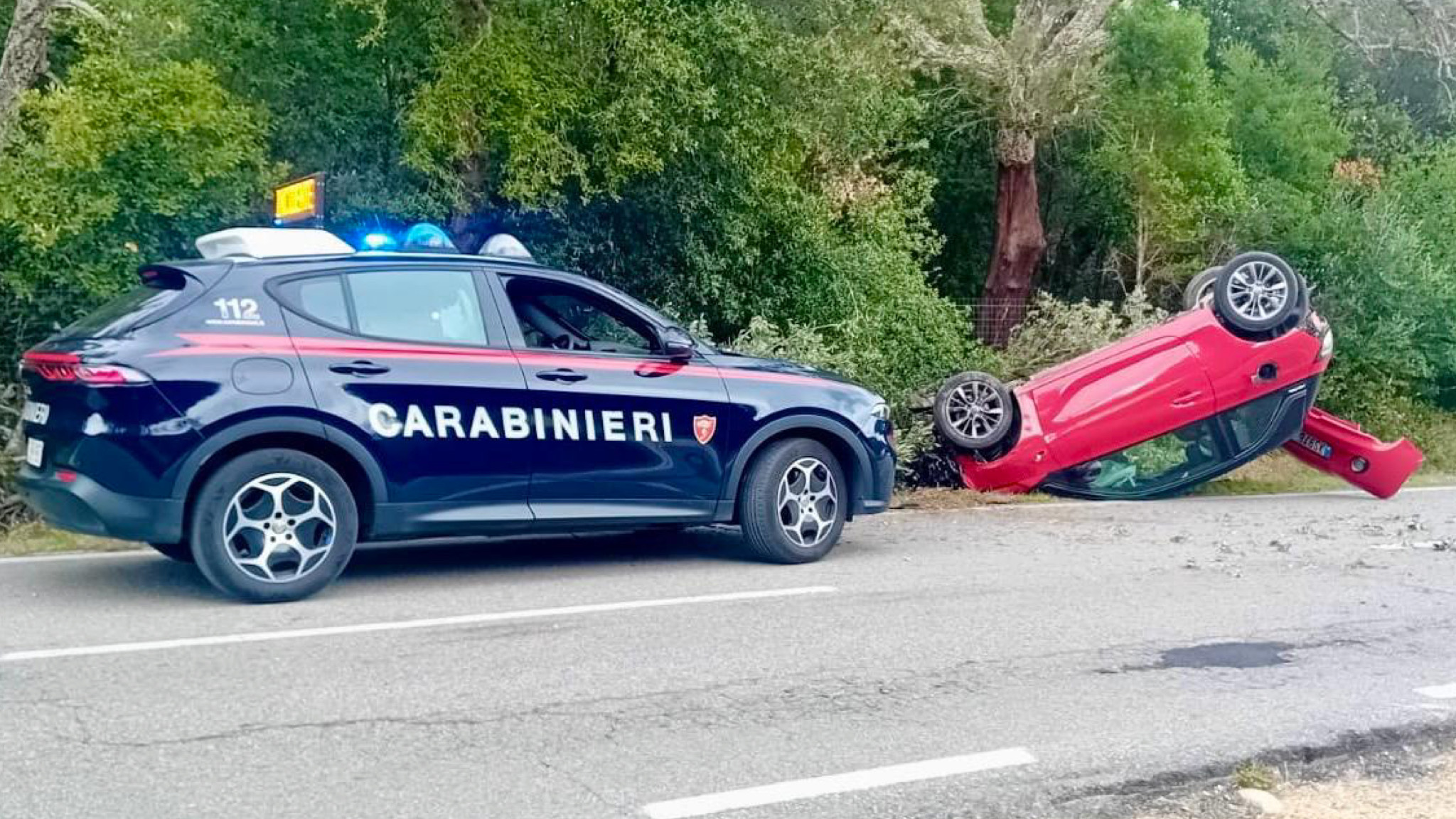 Padru, auto si ribalta fuori strada: il conducente trasportato in ospedale per accertamenti