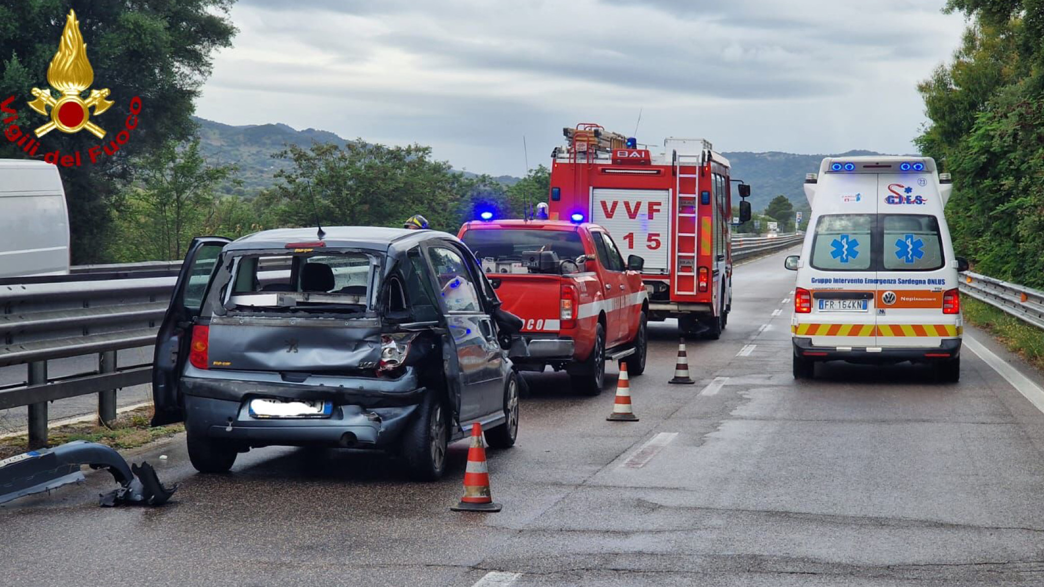 Auto finisce fuori strada a causa della forte pioggia