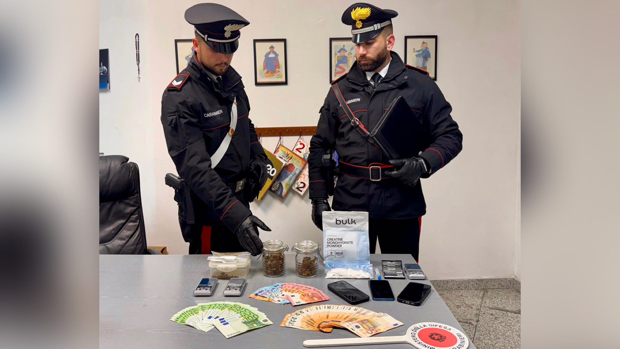 La Maddalena, operazione antidroga: due arresti e un deferimento, rinvenuta cocaina, migliaia di euro e diverso materiale per le attività di spaccio 