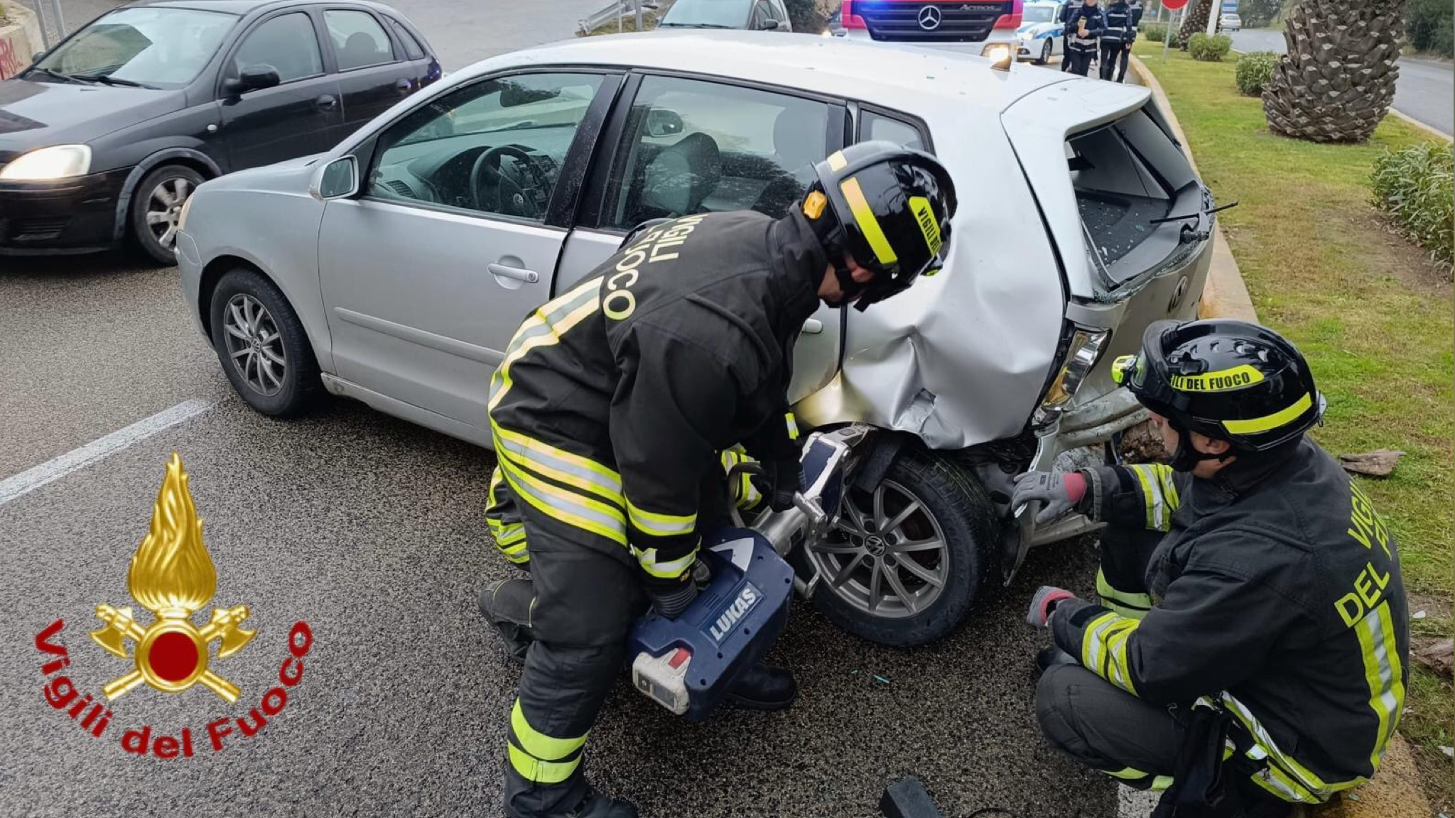 Auto va fuori strada, salvo il conducente: ancora ignote le cause dell'incidente