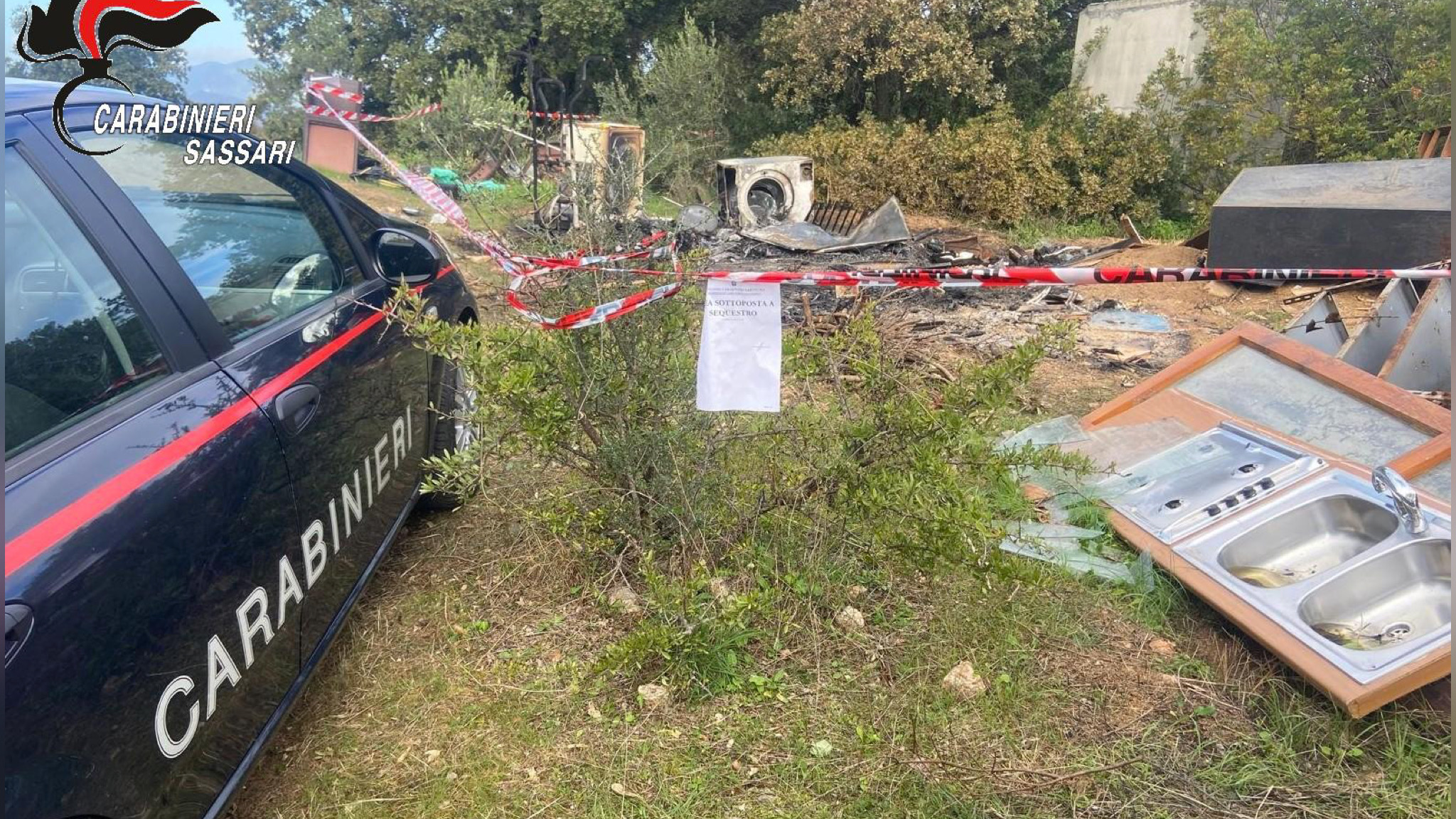 Olbia, rogo illecito di rifiuti ingombranti in un terreno privato: area sotto sequestro