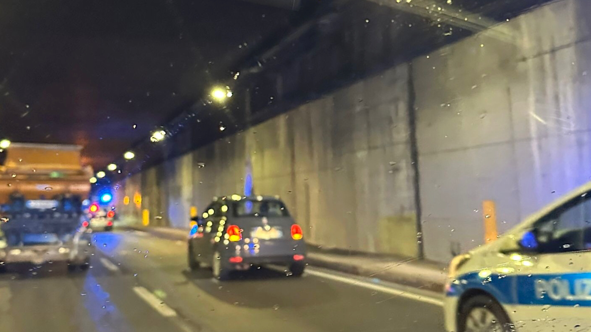 Olbia, incidente in galleria: scontro tra auto e moto, sul posto la Polizia Locale