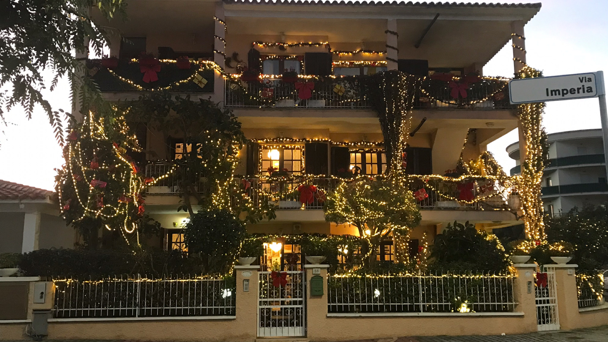 Olbia, case addobbate per Natale: la magia delle luci in zona Bandinu 