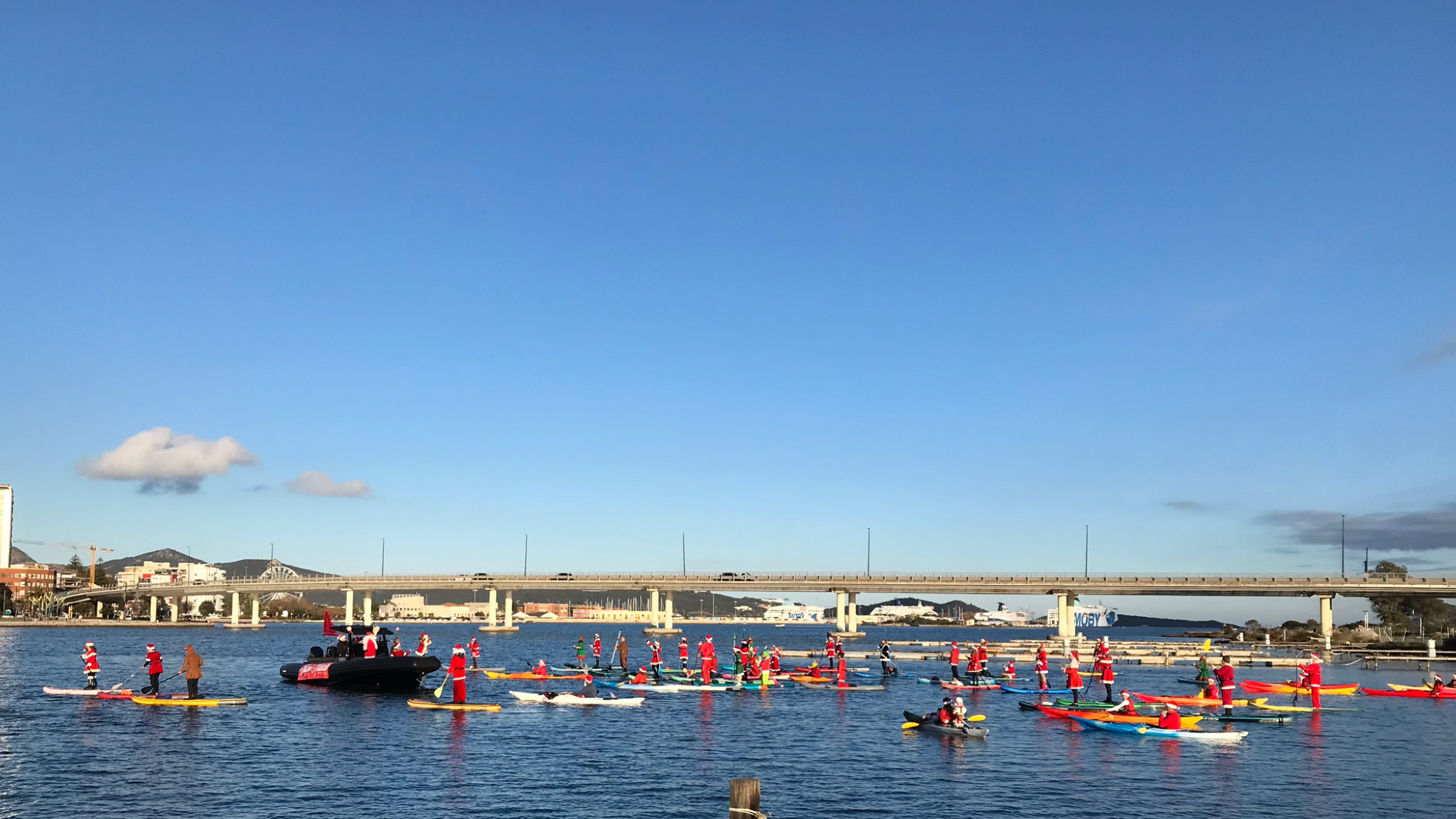 Olbia, Babbo Natale e il suo mondo incantato arrivano dal mare