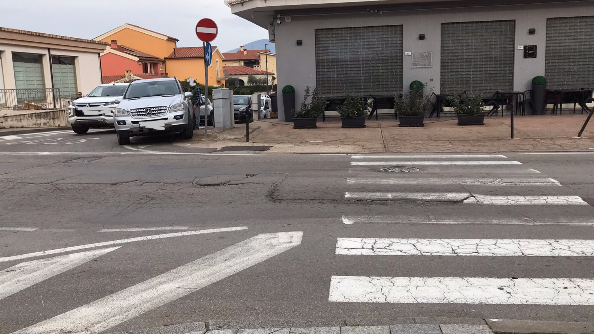 Olbia, affossamento sulle strisce pedonali in via Vittorio Veneto