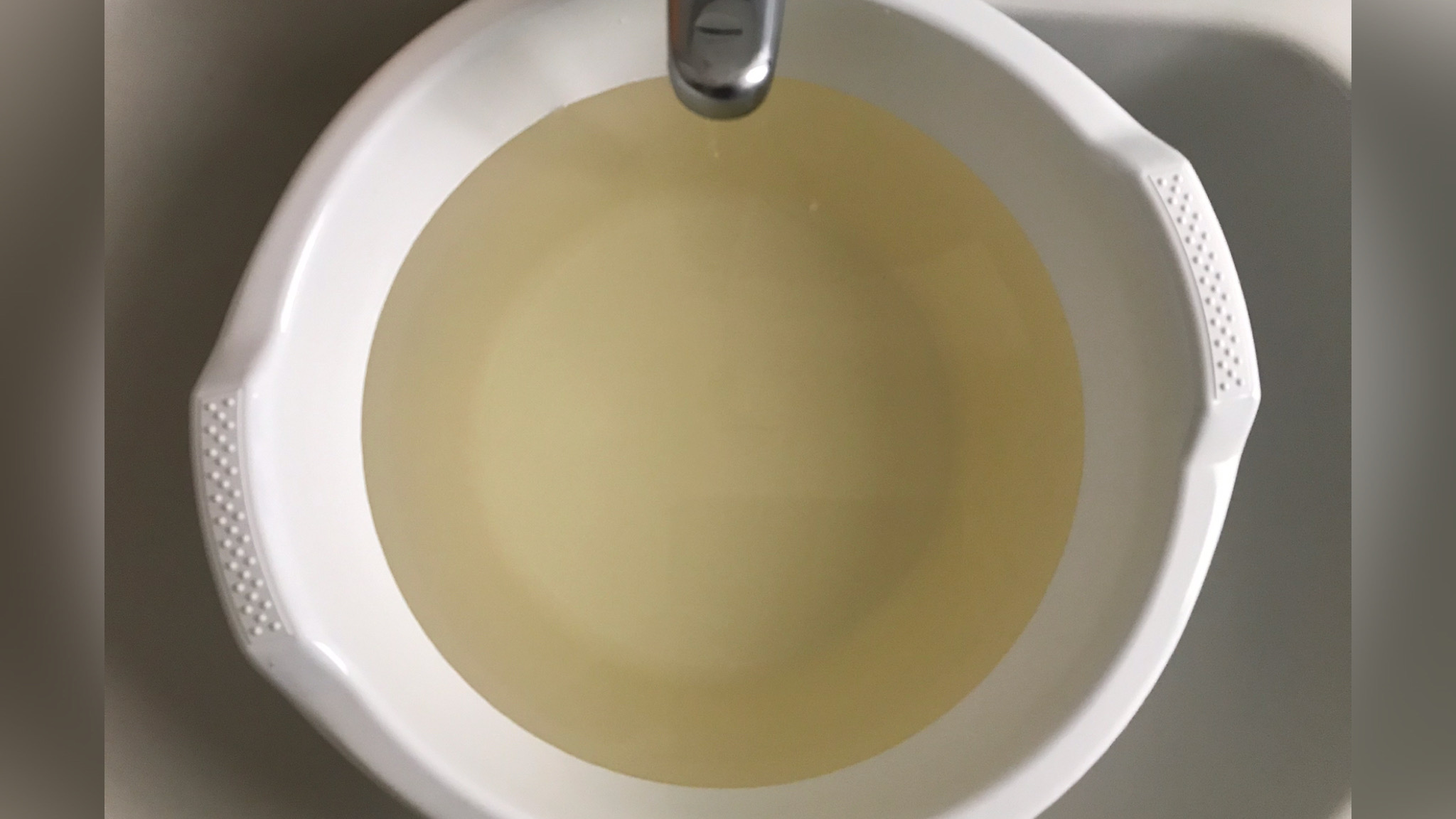 Olbia, acqua gialla dai rubinetti: la segnalazione