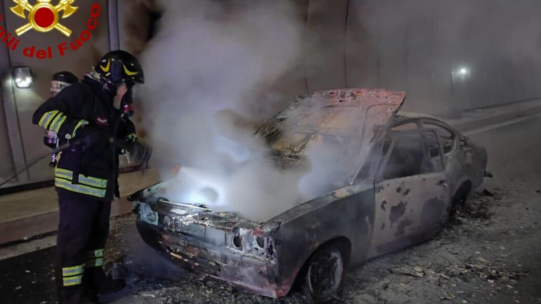 Budoni, auto in fiamme in galleria
