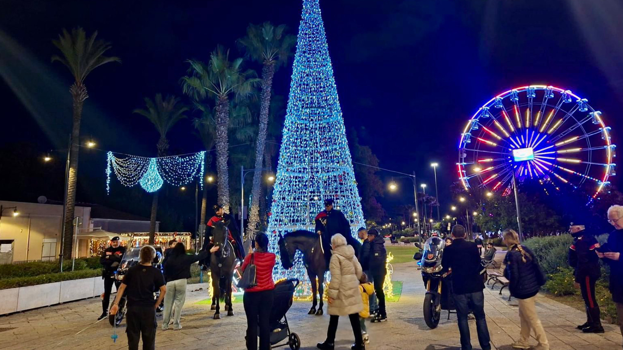 Olbia, Carabinieri a cavallo tra la gente durante le festività 