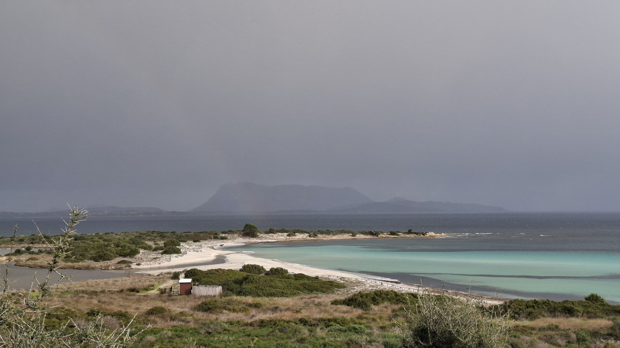 San Tedoro, il mare d’inverno a S’Isuledda in un arcobaleno di colori