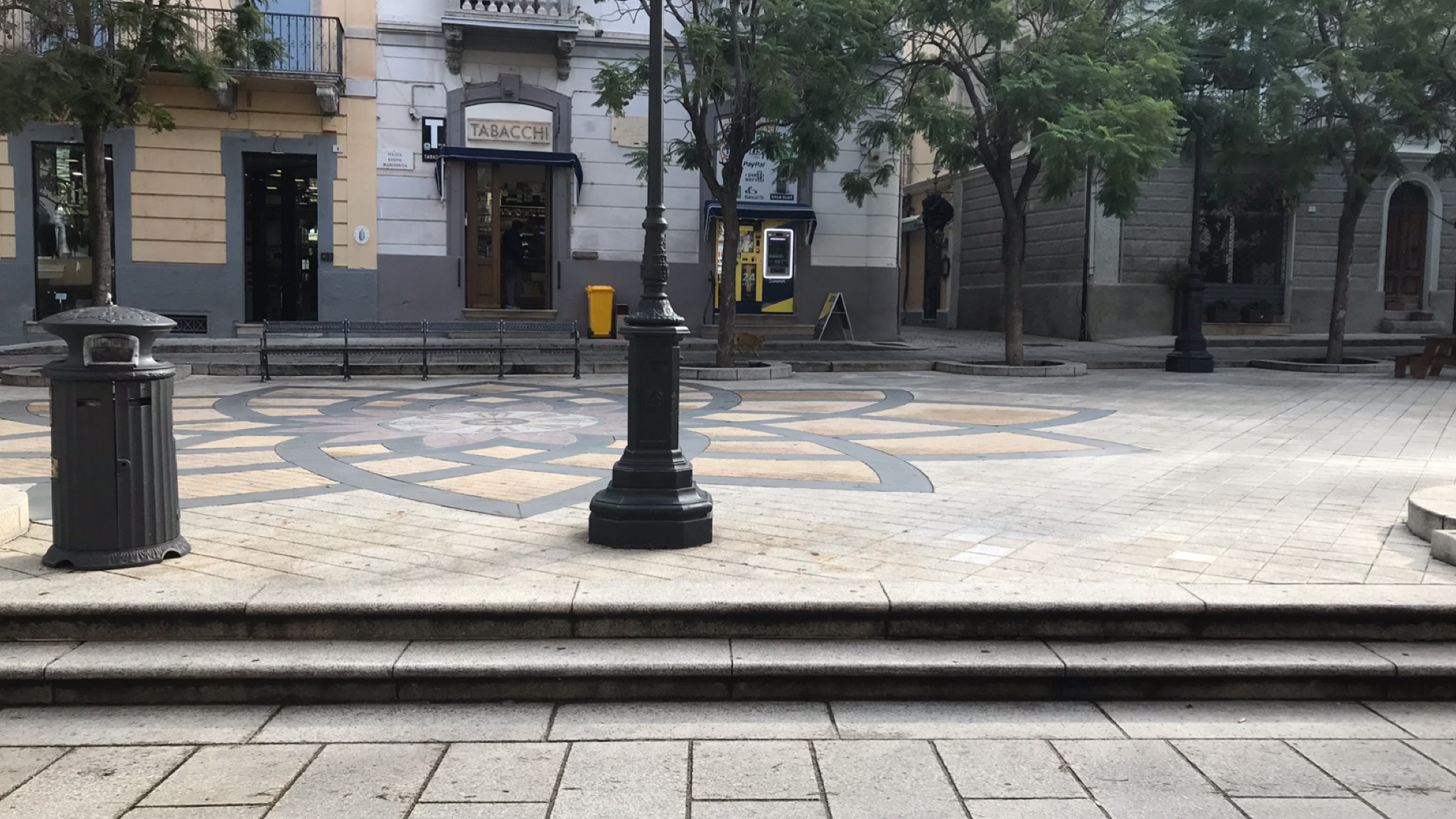 Olbia, in centro seduta quasi per terra: una giovane mamma racconta la sua disavventura