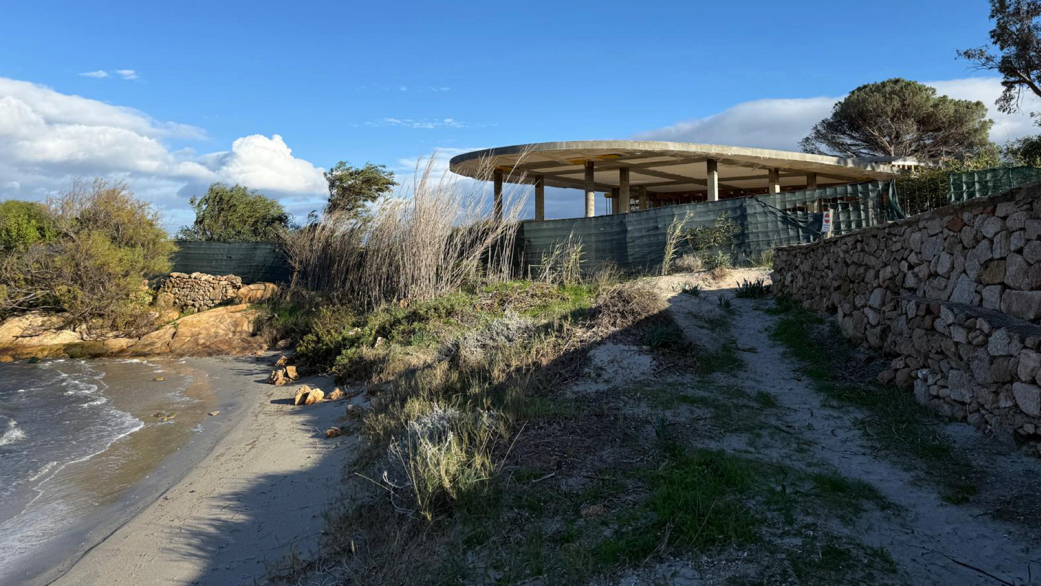 Porto Taverna, costruzione a due passi dalla riva: l’interrogazione del gruppo di minoranza 