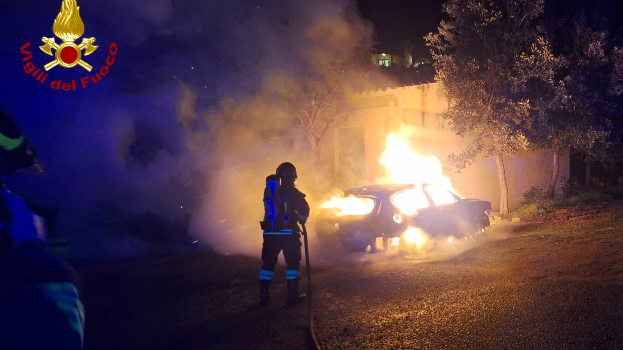 Budoni, auto a fuoco nella notte