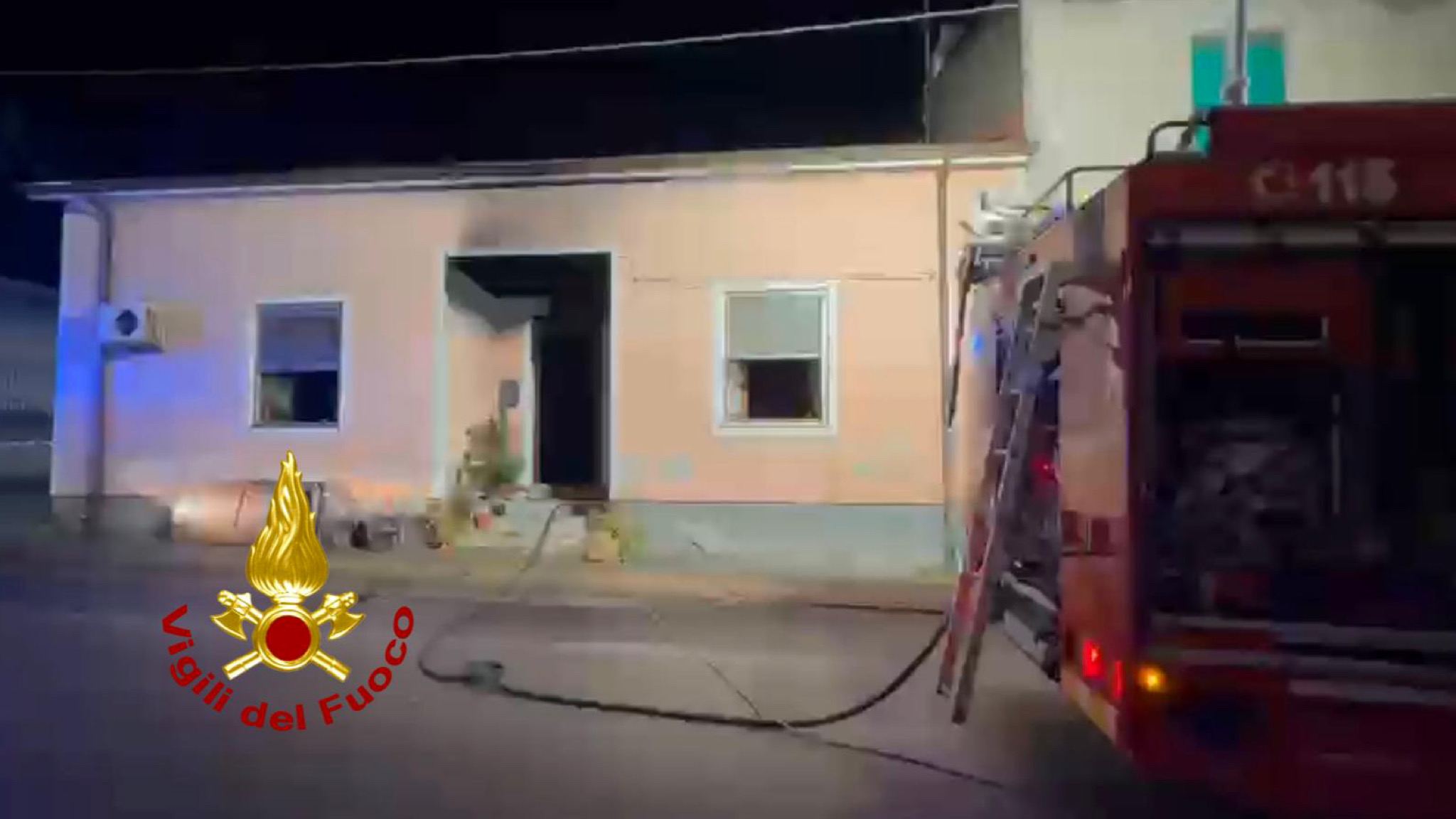 Abitazione a fuoco: intossicato uno degli inquilini 