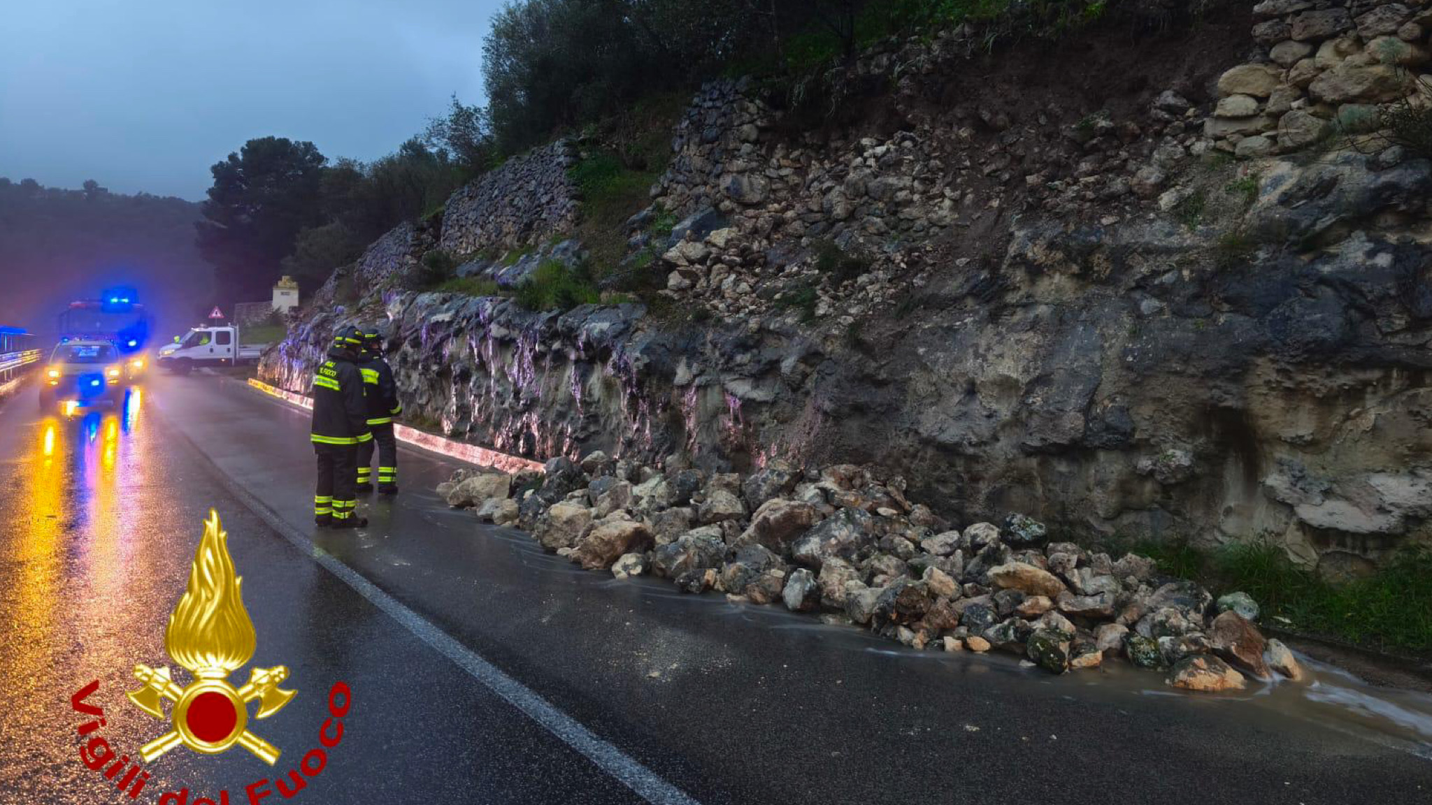 Frana un muro di sostegno sulla strada statale 200: al lavoro Vigili del Fuoco e Anas