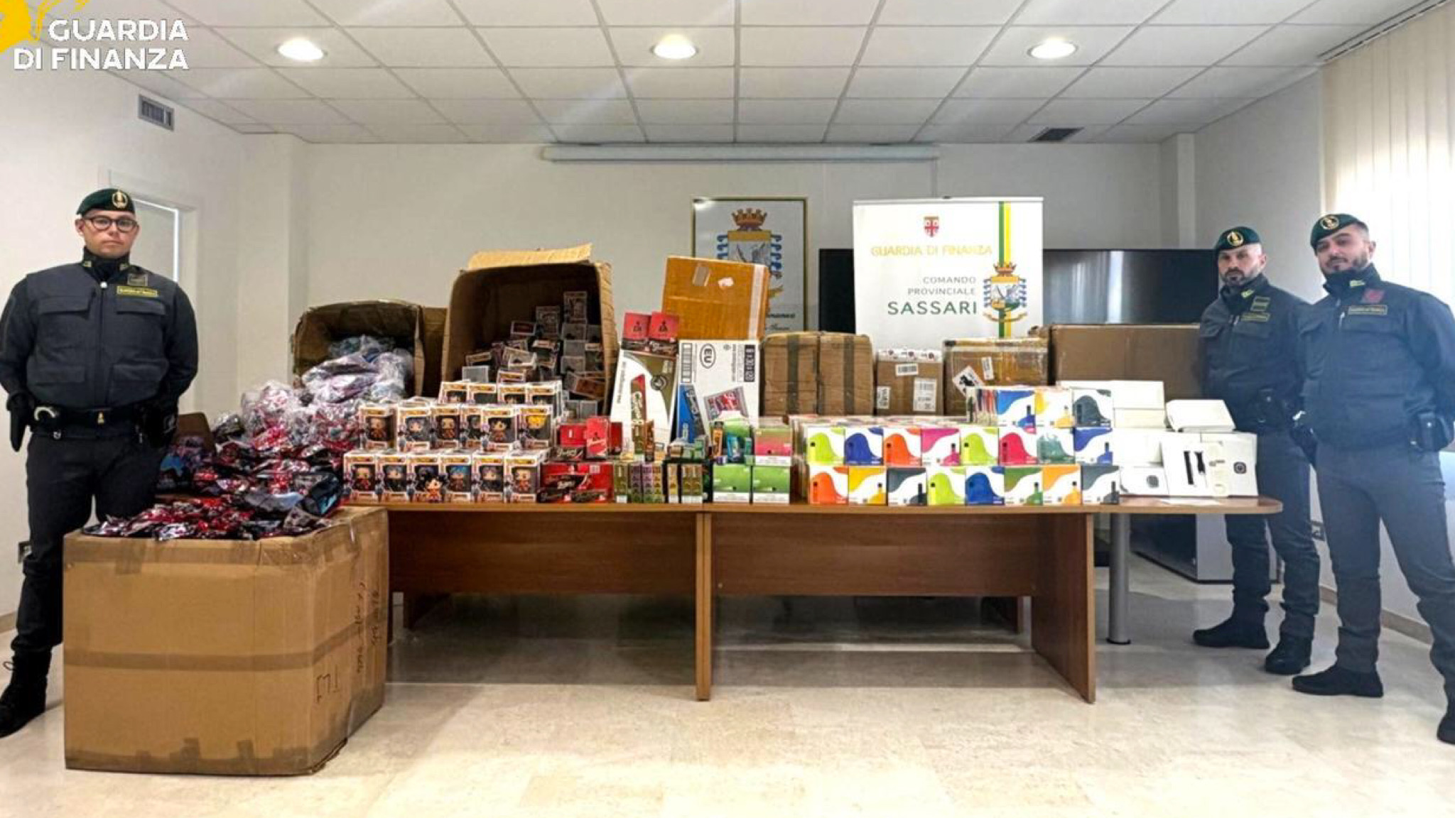 Marchi e prodotti contraffatti, maxi operazione della Gdf: 90.000 prodotti sequestrati