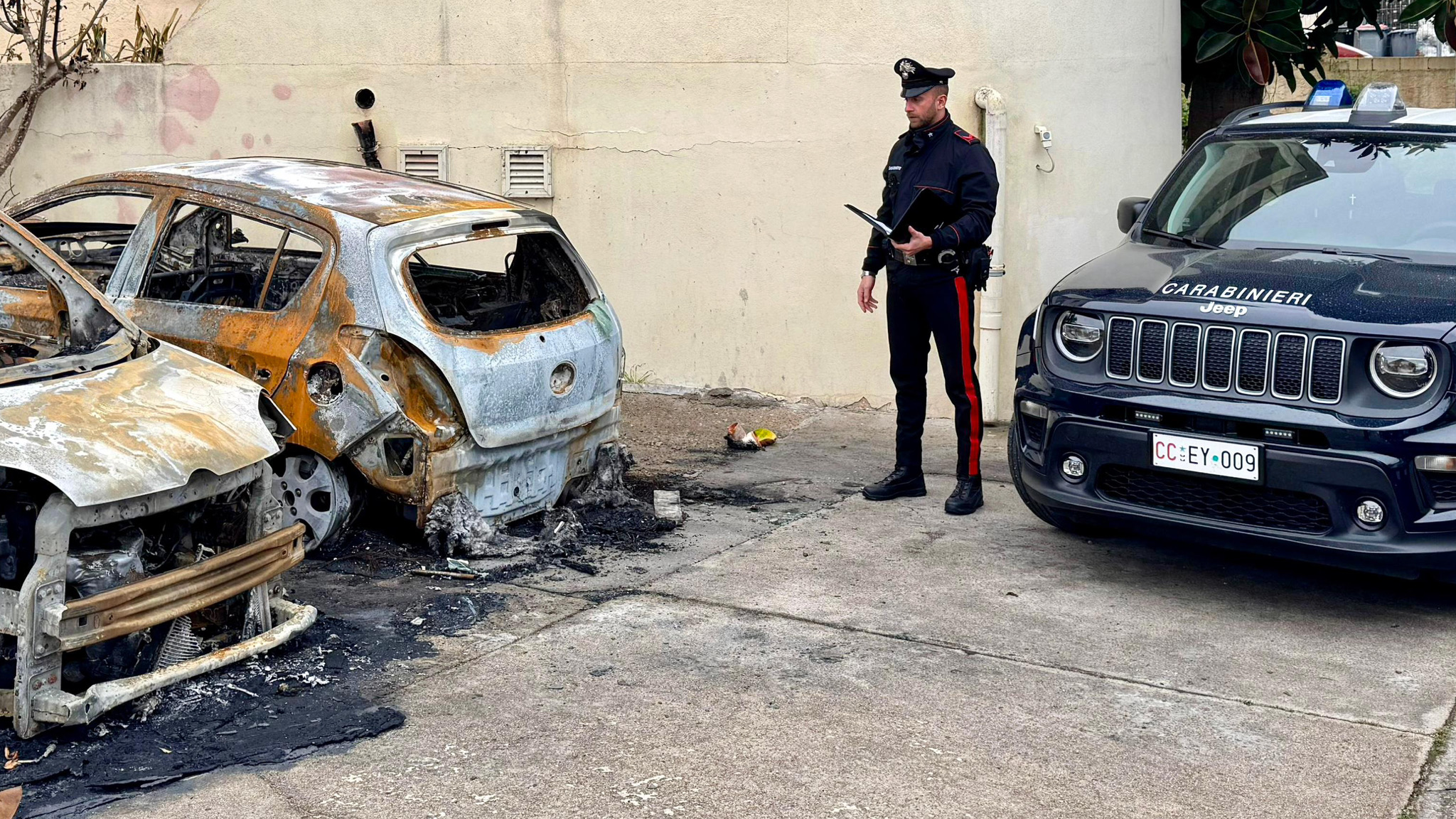 La Maddalena, 2 auto a fuoco: trovato e denunciato il responsabile