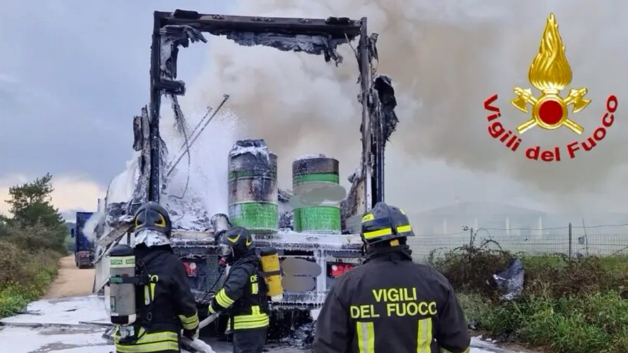 Olbia, paura in via Barcellona: a fuoco un semirimorchio con materiale infiammabile