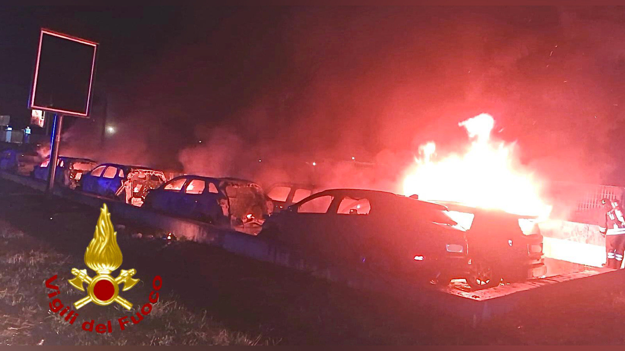 14 auto a fuoco in Aeroporto: Vigili del Fuoco e Carabinieri sul posto per gestire l’emergenza