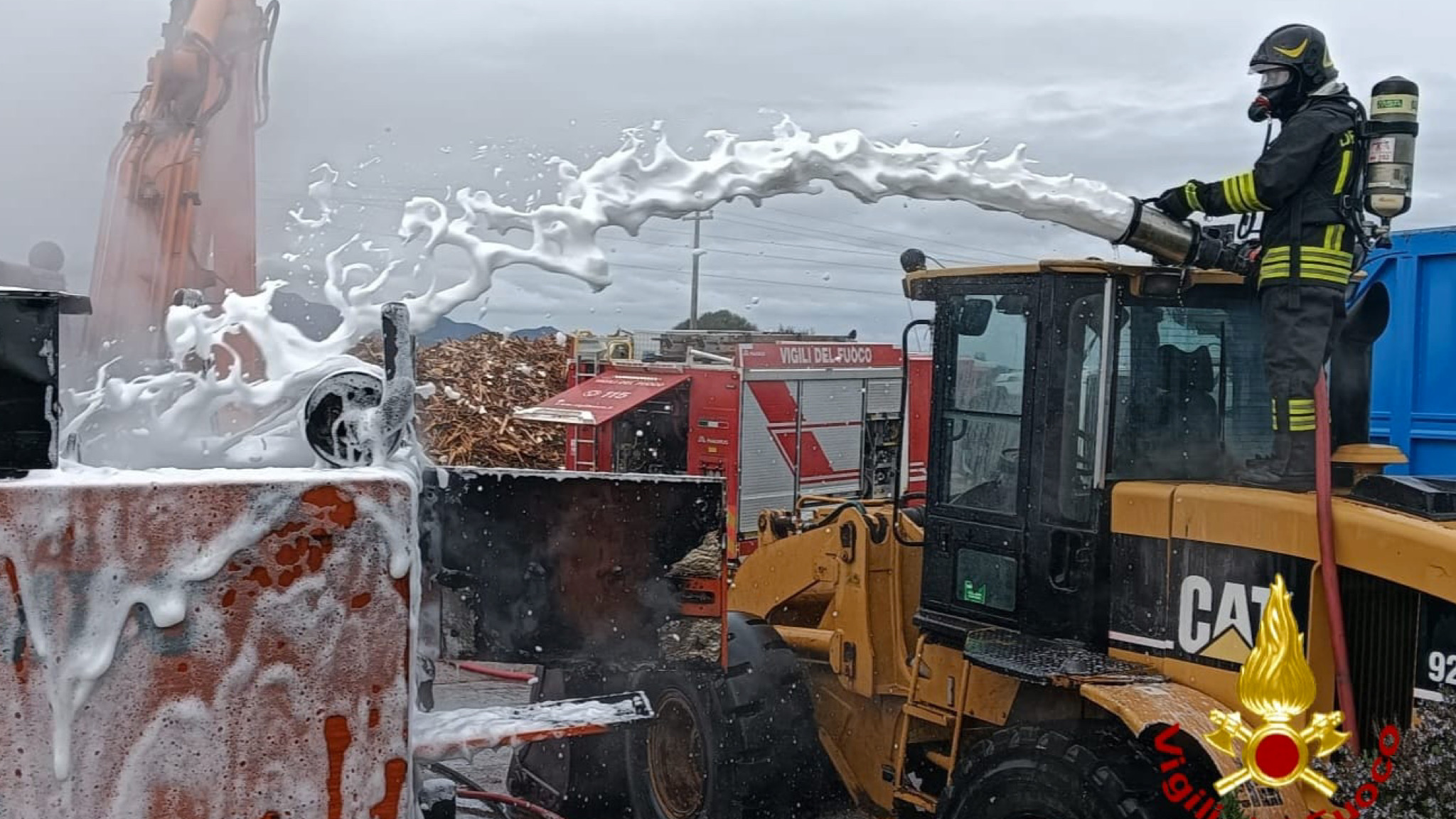Olbia, incendio a Spiritu Santu: due squadre dei Vigili in azione per evitare il peggio