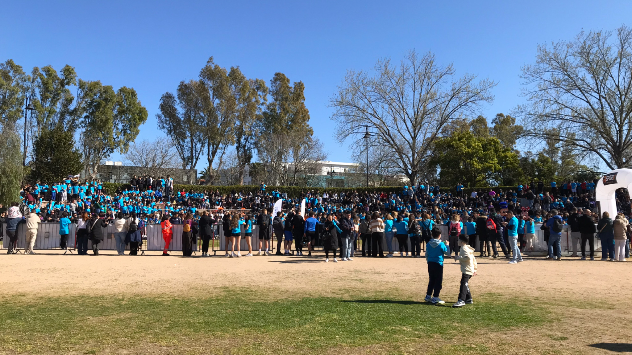 Olbia, “Correre insieme per l’autismo: l’onda blu invade pacificamente il parco Fausto Noce