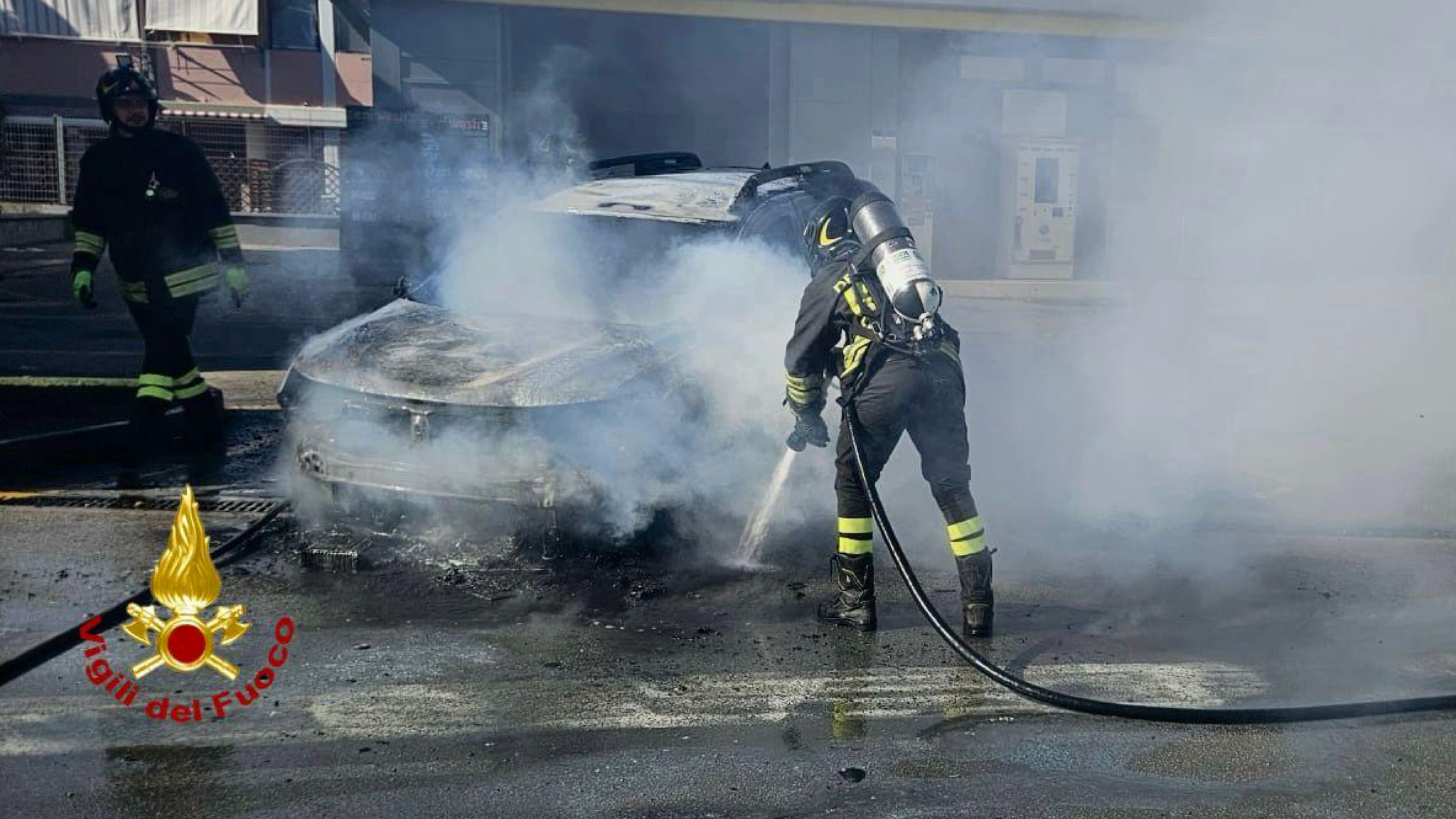 Olbia, incendio di un auto presso un distributore di carburante