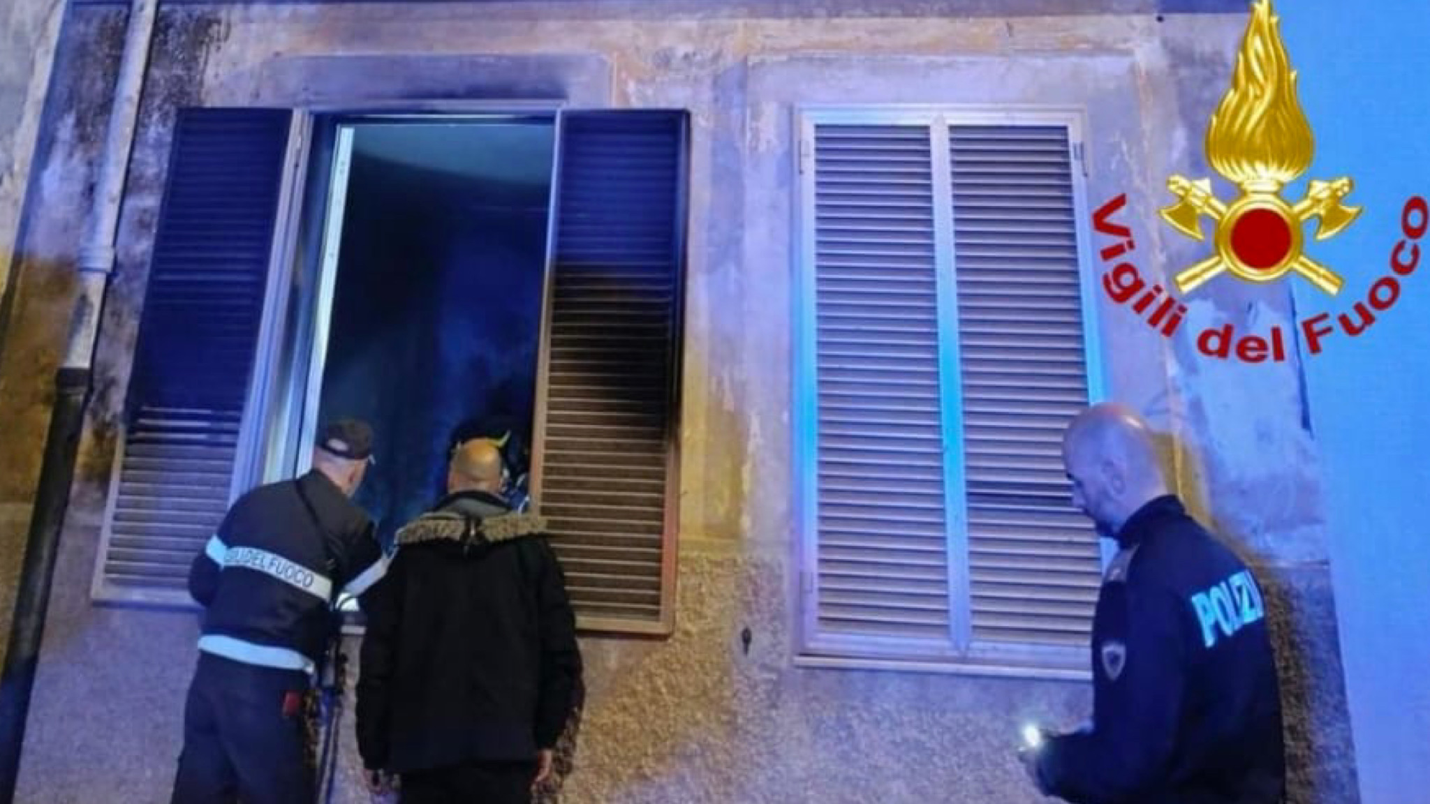 Incendio nella notte: fiamme in un appartamento 