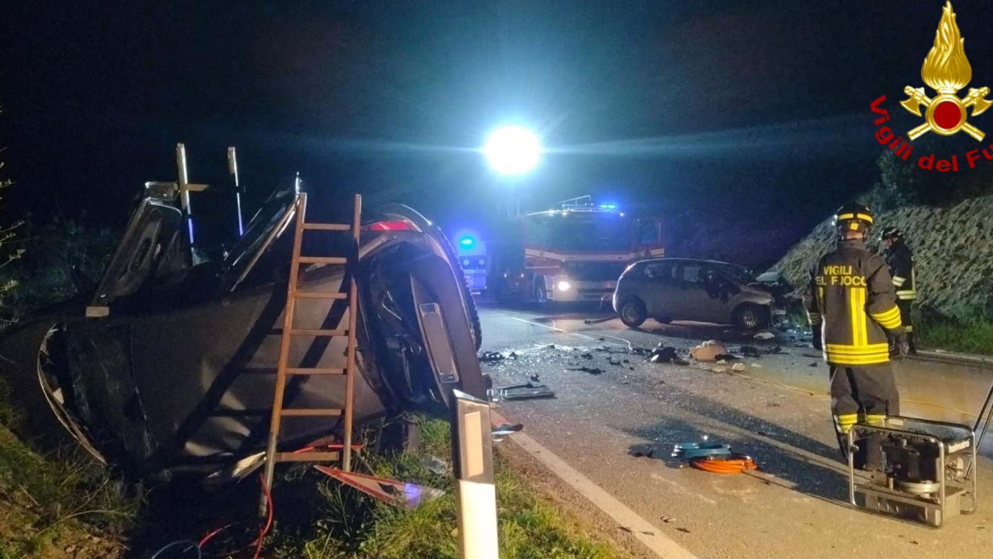 Scontro tra due auto nella notte: quattro feriti