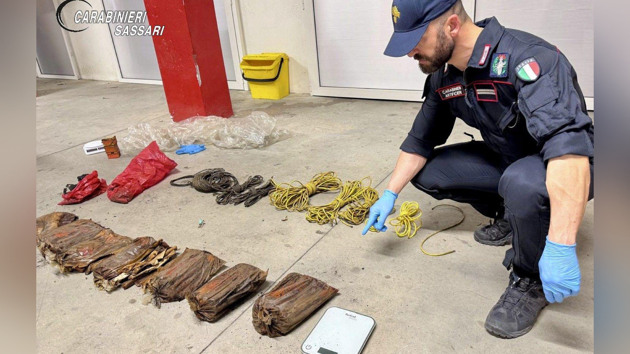 Telti, rinvenuto materiale esplosivo in un terreno: l’intervento degli artificieri