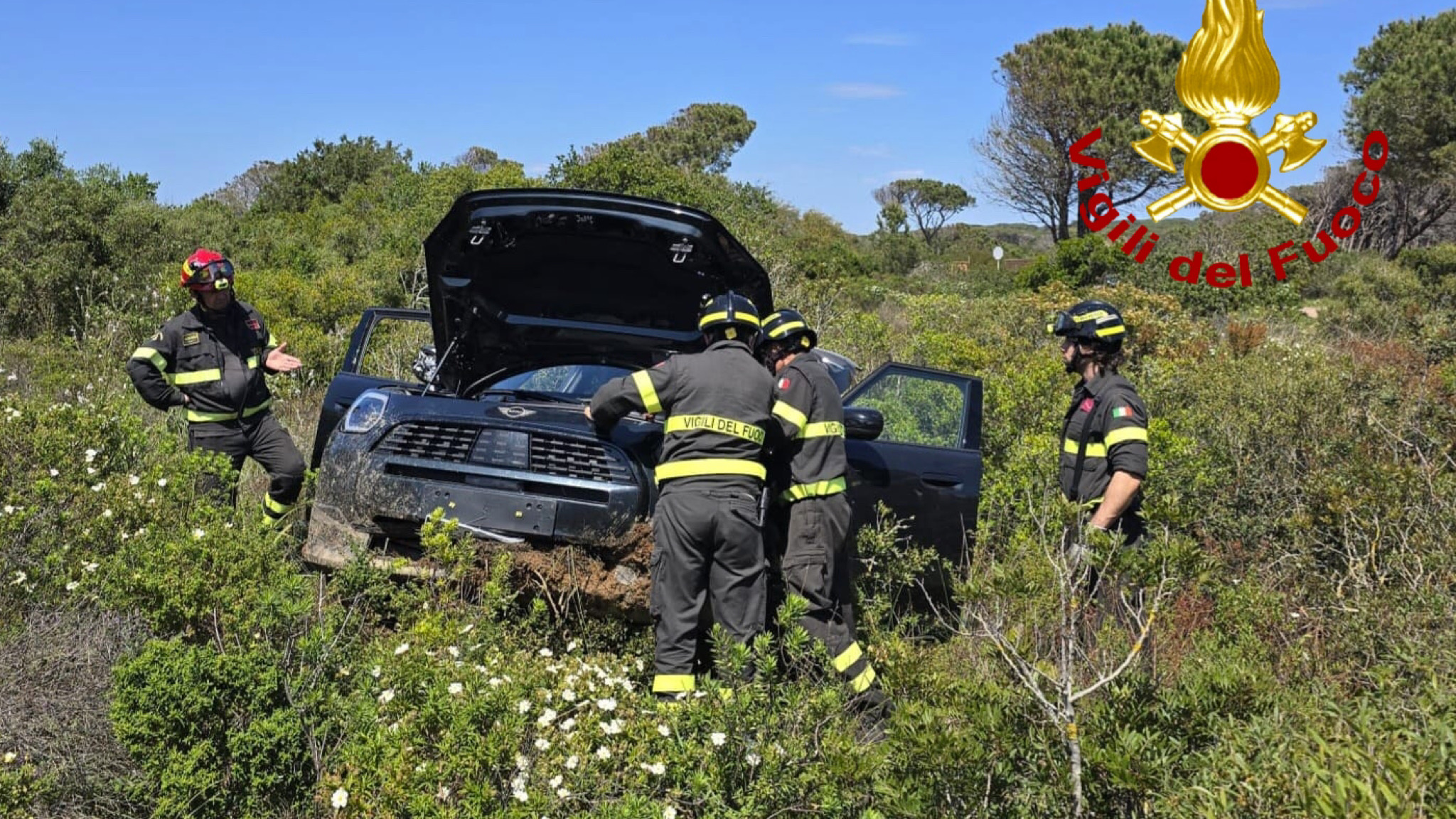 La Maddalena, auto fuori strada finisce tra la vegetazione