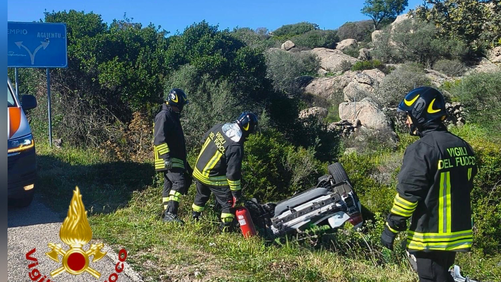 Auto fuori strada sulla provinciale 5: il veicolo si ribalta 