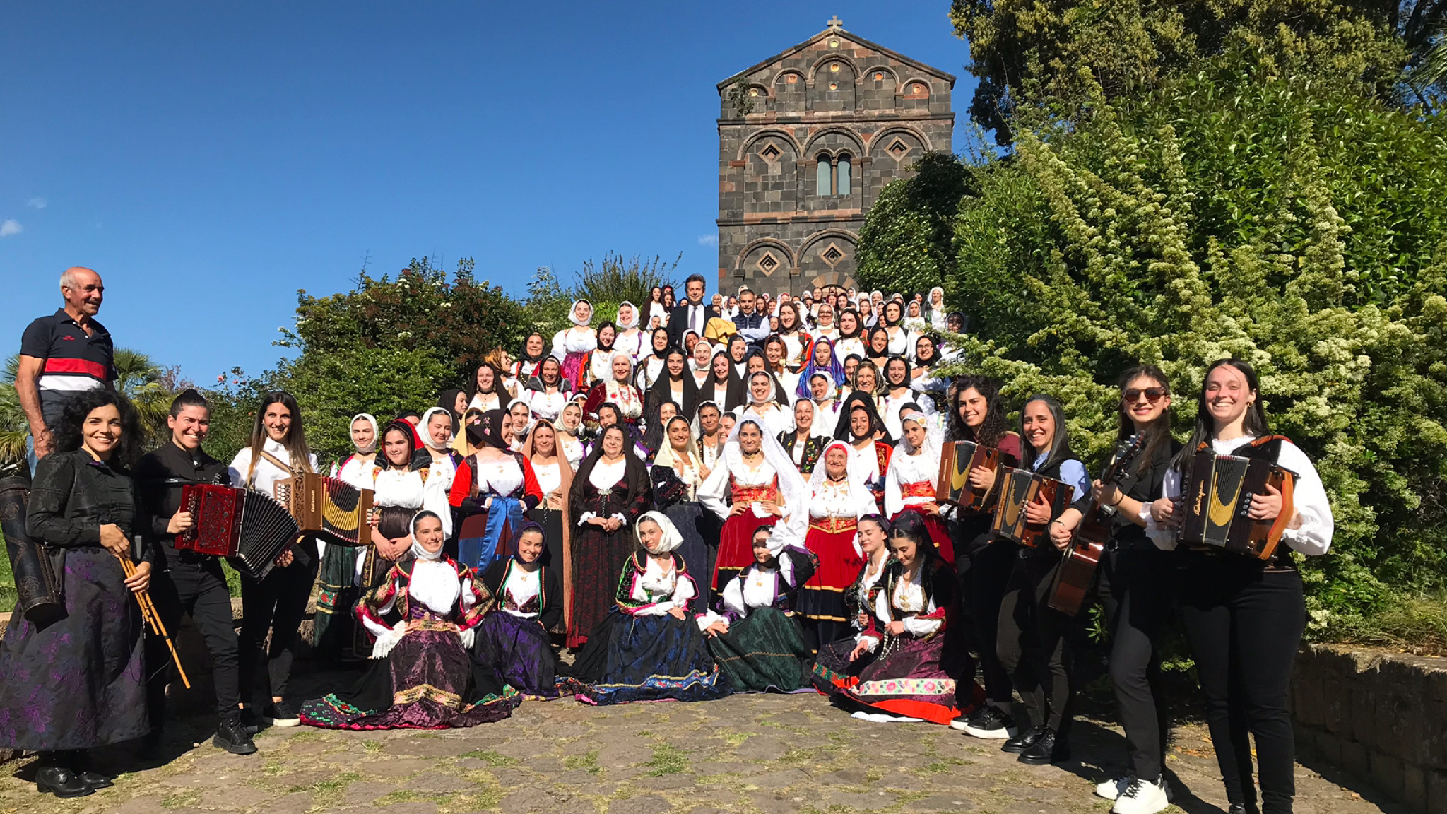 Chentu Istellas: la Sardegna tra colori e tessuti rappresentata dalla bellezza delle sue donne