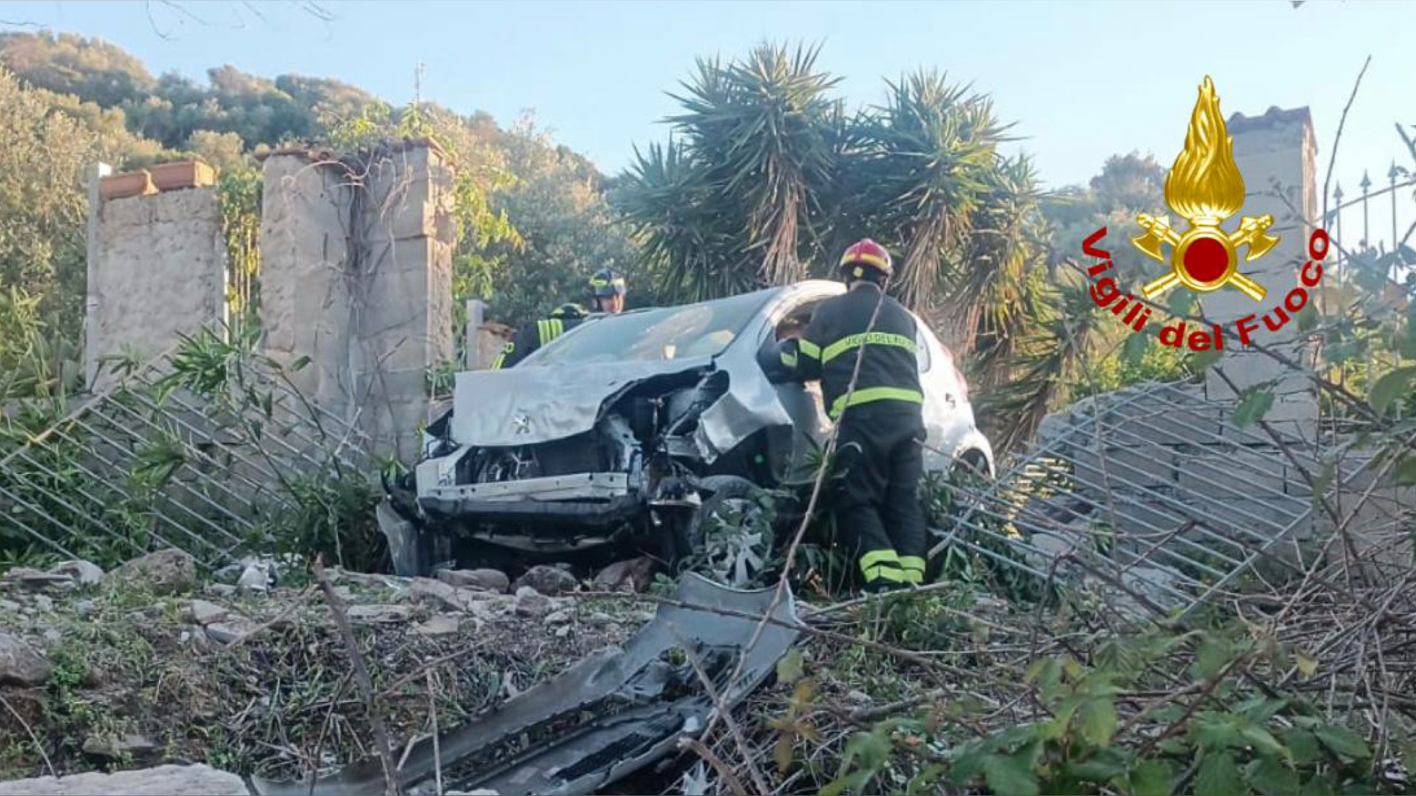 Auto fuori strada sfonda un muretto e finisce a bordo di uno strapiombo 