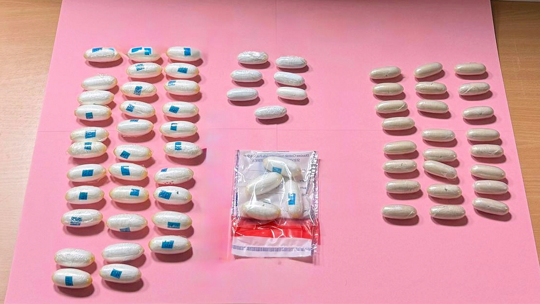 Fermato dalla Polizia con 1 kg di droga: l’uomo “trasportava” 64 ovuli